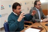 Dos hombres en rueda de prensa