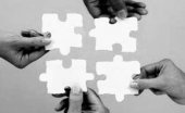 Manos montando un puzzle